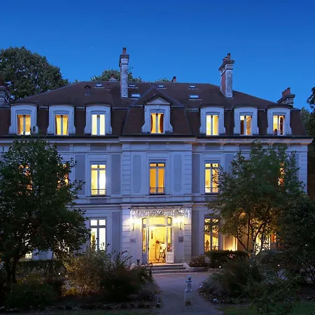 Chateau De La Dame Blanche - Logis Отель Geneuille