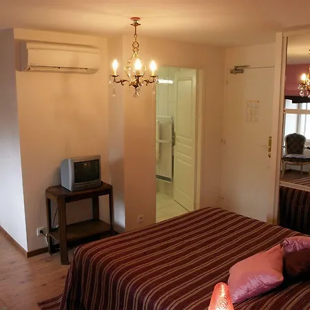 Chateau De La Dame Blanche - Logis Отель Geneuille
