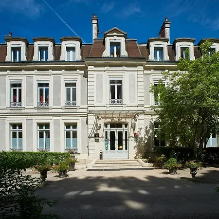Отель Chateau De La Dame Blanche - Logis Geneuille